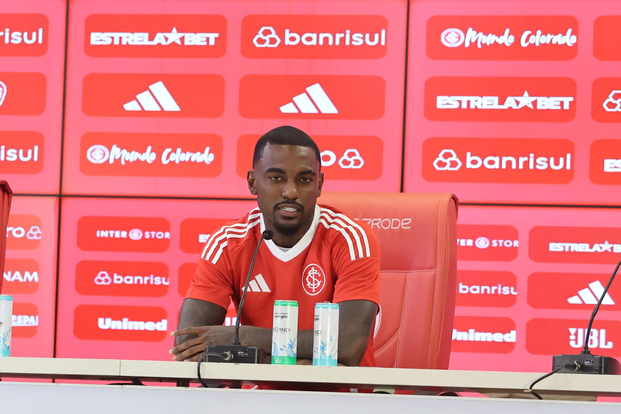 Internacional esclarece situação do lateral-esquerdo Ramon, que fica de fora contra o São Paulo: “Negociação em andamento”