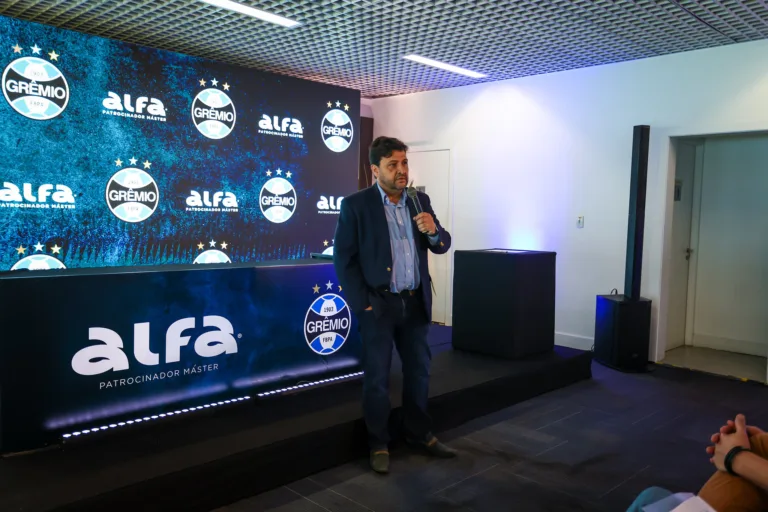 Jogadores do Grêmio evitam entrevistas após derrota e presidente só se manifesta em rede social: “Garanto que vamos corrigir”