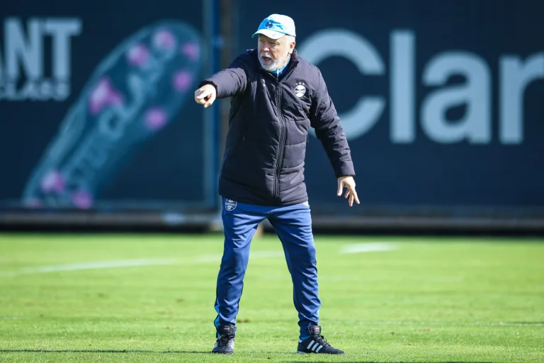 Mano Menezes prepara ‘cirurgia’ na escalação do Grêmio e Rodrigo Oliveira cita bastidores: “Tem jogadores sentindo”