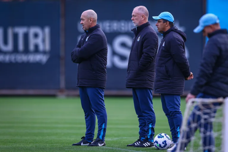 Guerrinha vê Mano Menezes cada vez mais perdido no comando do Grêmio: “O time tirou ele do prumo”