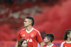 Renata Ruel vê erro de arbitragem na expulsão de Borré em Cruzeiro x Internacional: “Foi falta primeiro”