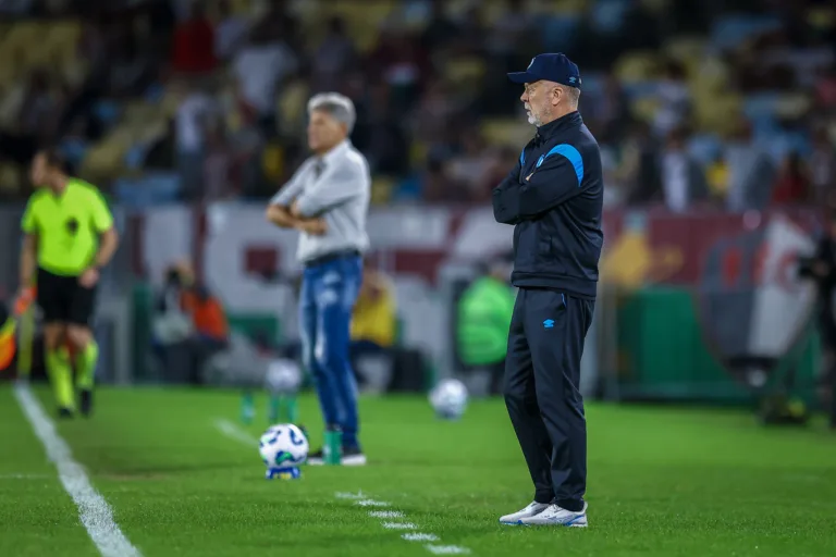 Grêmio marca reunião com Mano Menezes e Rodrigo Oliveira detalha multa rescisória: “Valor de três salários”