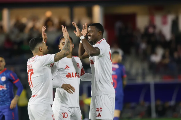 Ricardo Mathias diz estar melhor fisicamente, mira duelos entre Flamengo x Internacional e minimiza interesse externo: “Meu pensamento é aqui”