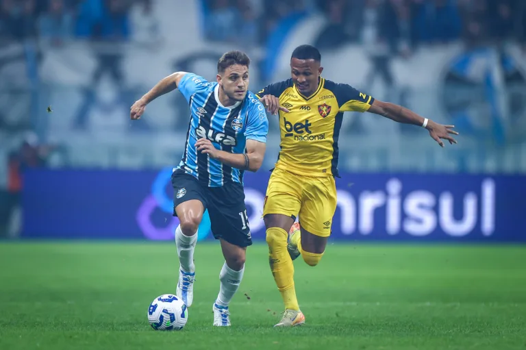 Grêmio divulga lista de jogadores relacionados e viaja para enfrentar o Atlético-MG sem Camilo e Pavón