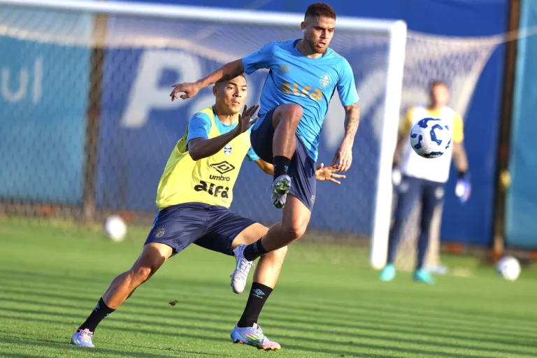 Grêmio encaminha escalação contra o Atlético-MG e Leonardo Müller chama atenção para Cuéllar: “Não inicia desde maio”