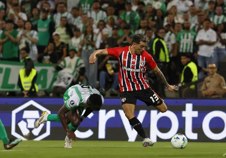 Enzo Díaz dá carrinho em Hinestroza e torcida elogia após Atlético Nacional x São Paulo: “Veste a camisa mesmo”