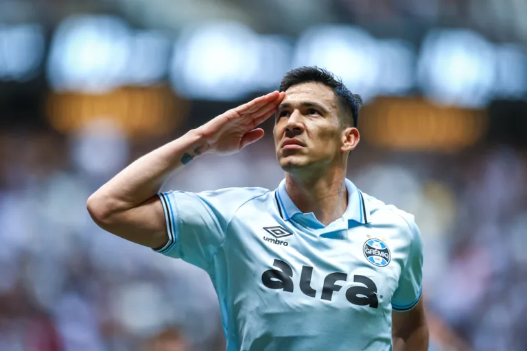 Torcida do Grêmio se revolta com Aylon após confirmação de lesão grave em Balbuena: “Entrada criminosa e imperdoável”