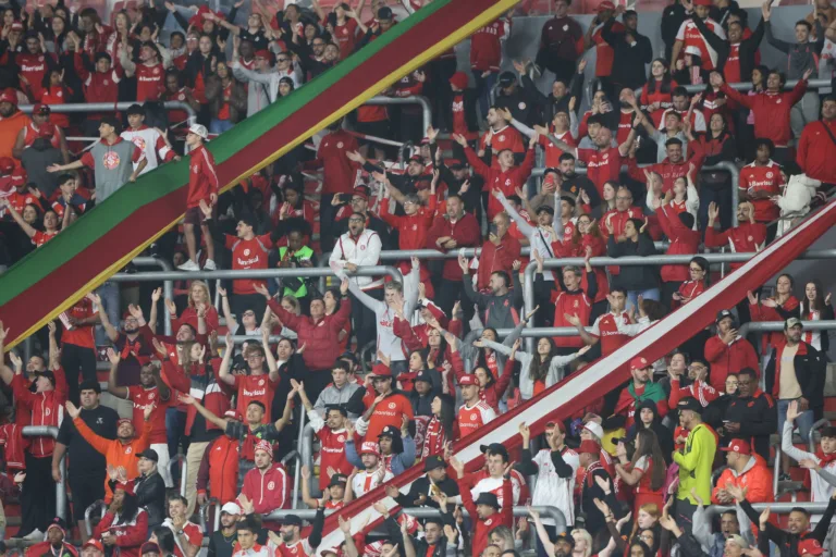 Torcida organizada do Internacional sobe o tom e pressiona atletas antes do Gre-Nal: “Vitória é obrigação”