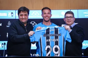 Fora de Flamengo x Grêmio, Arthur atualiza situação e explica quando jogará: “Vou conversar com o Mano”