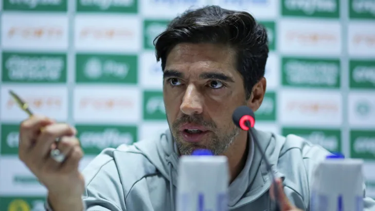 Cicinho defende Abel Ferreira após críticas pela eliminação do Palmeiras: “Torcedor chora de barriga cheia” Cicinho defende Abel Ferreira após críticas pela eliminação do Palmeiras: “Torcedor chora de barriga cheia”