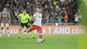Alan Patrick perde pênalti em Fluminense x Internacional e revolta Baldasso: “Deu um pulinho, irresponsável!”