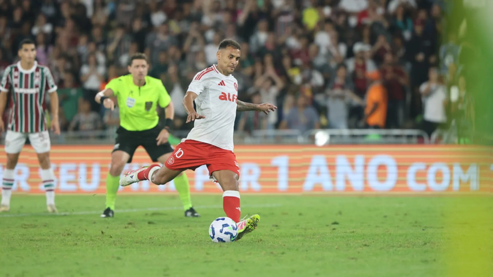 Alan Patrick perde pênalti em Fluminense x Internacional e revolta Baldasso: “Deu um pulinho, irresponsável!”