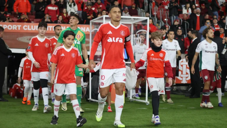 Internacional terá decisões na Copa do Brasil e Libertadores e três jogos seguidos contra o Flamengo em agosto