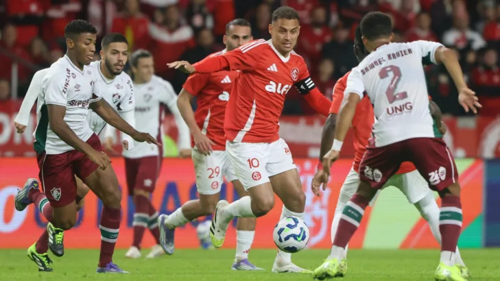 Tiago Leifert questiona mau momento vivido pelo Internacional na temporada 2025: “A caída é muito bizarra” Tiago Leifert questiona mau momento vivido pelo Internacional na temporada 2025: “A caída é muito bizarra”