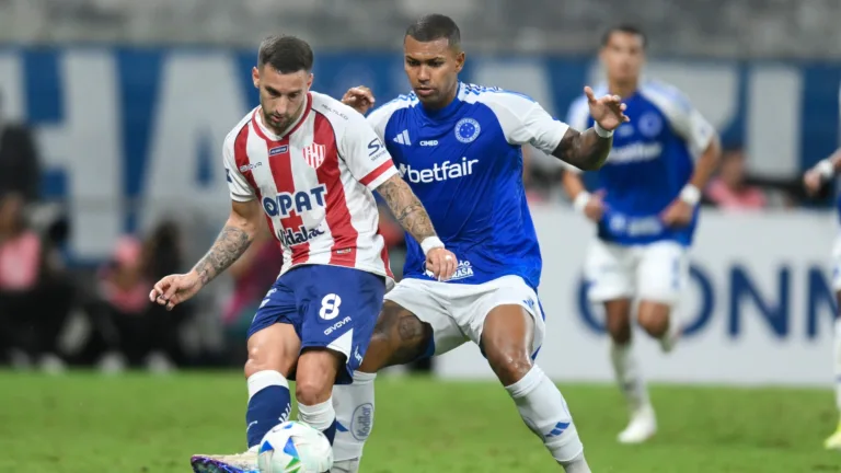 Alê Oliveira questiona falta de chances para Walace no Cruzeiro: “Se não começar jogando, pode esquecer ele”