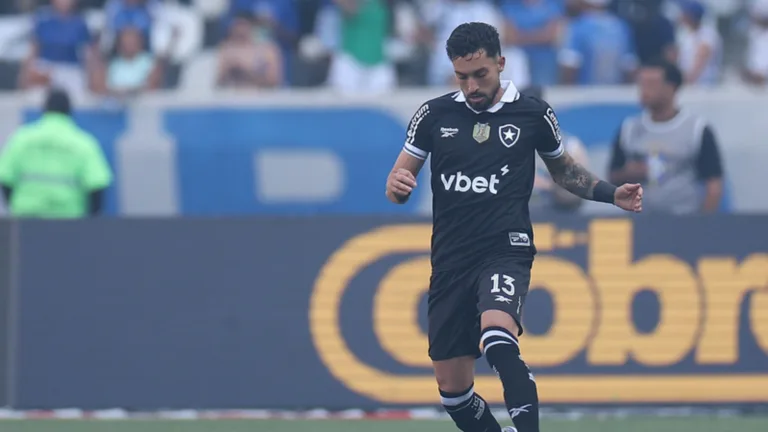 Alex Telles, do Botafogo, opina sobre nível do Brasileirão: “É muito disputado, é de alto nível” 