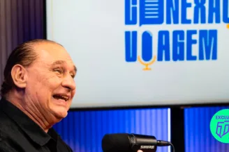 Álvaro José em entrevista em um podcast