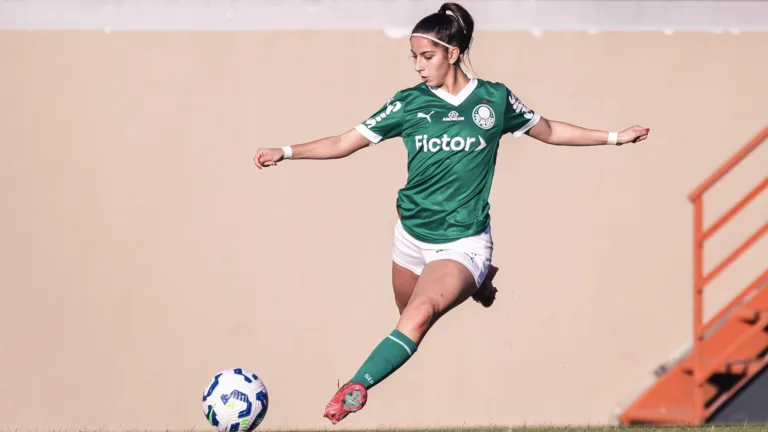Ana Júlia, meio-campo do Palmeiras, revela quais são os seus sonhos na carreira