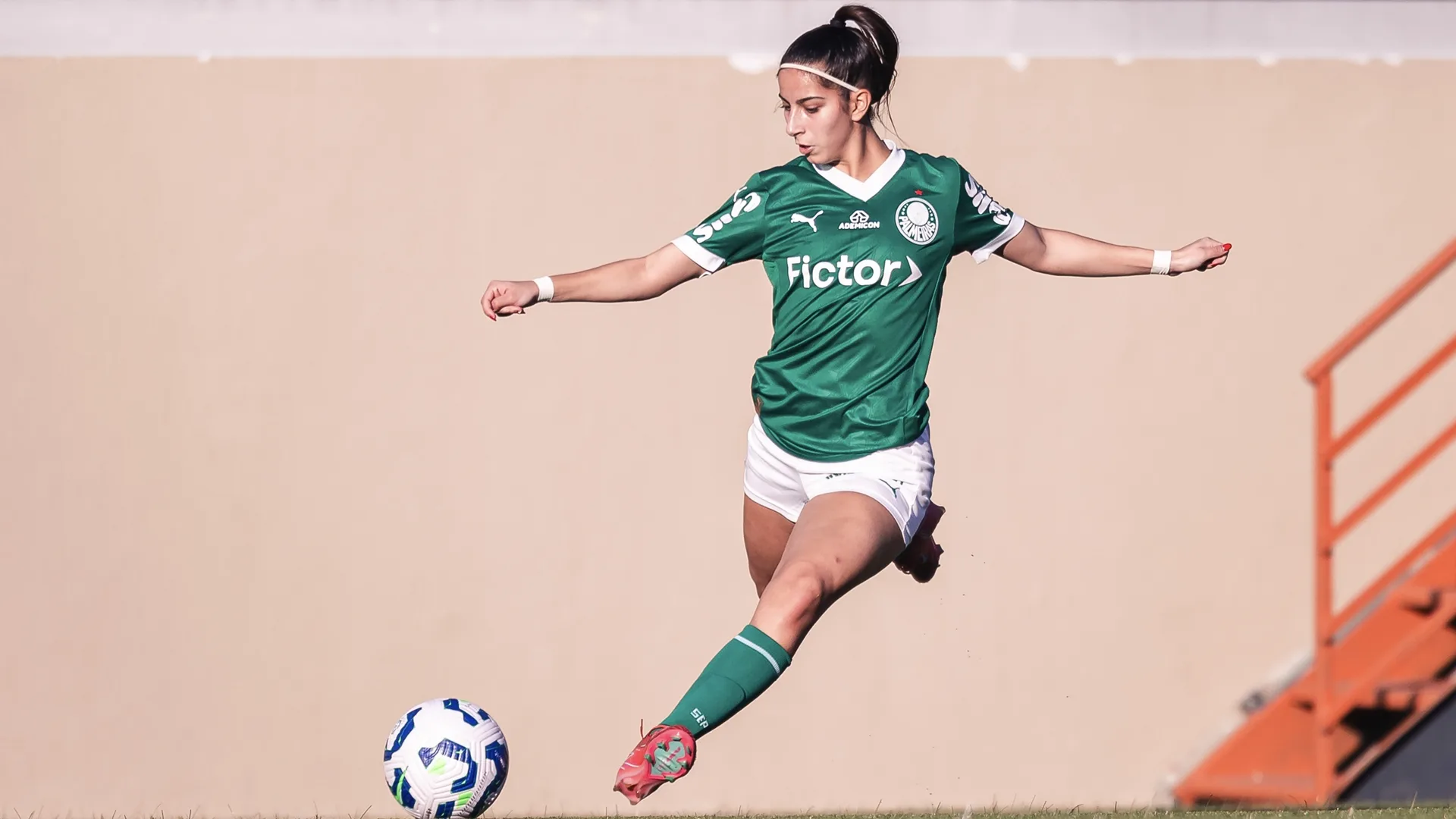 Ana Júlia, meio-campo do Palmeiras, revela quais são os seus sonhos na carreira