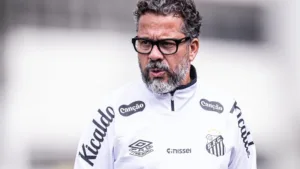 André Hernan detalha situação de Cléber Xavier em meio a pressão no Santos: “Ninguém da diretoria fala com ele”