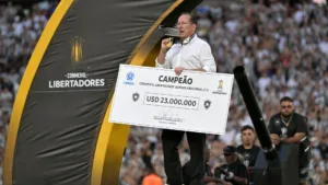 André Hernan minimiza crise de John Textor no Botafogo e nega influência no vestiário: “O salário está em dias”