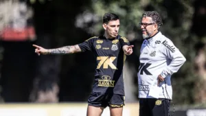 André Hernan revela indecisão do Santos sobre Cléber Xavier: “Uma ala acha que deveria trocar por Vojvoda”