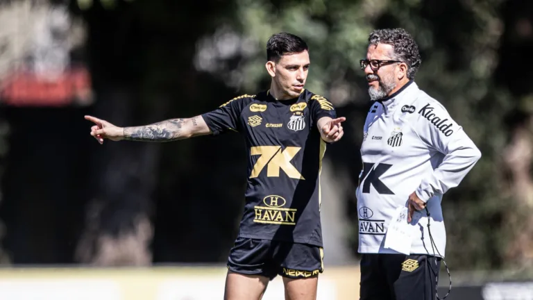 André Hernan revela indecisão do Santos sobre Cléber Xavier: “Uma ala acha que deveria trocar por Vojvoda”