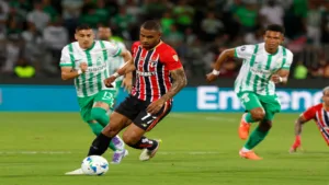 Cicinho avalia necessidade do São Paulo contratar novo centroavante após lesão de André Silva: “Vai ao mercado”