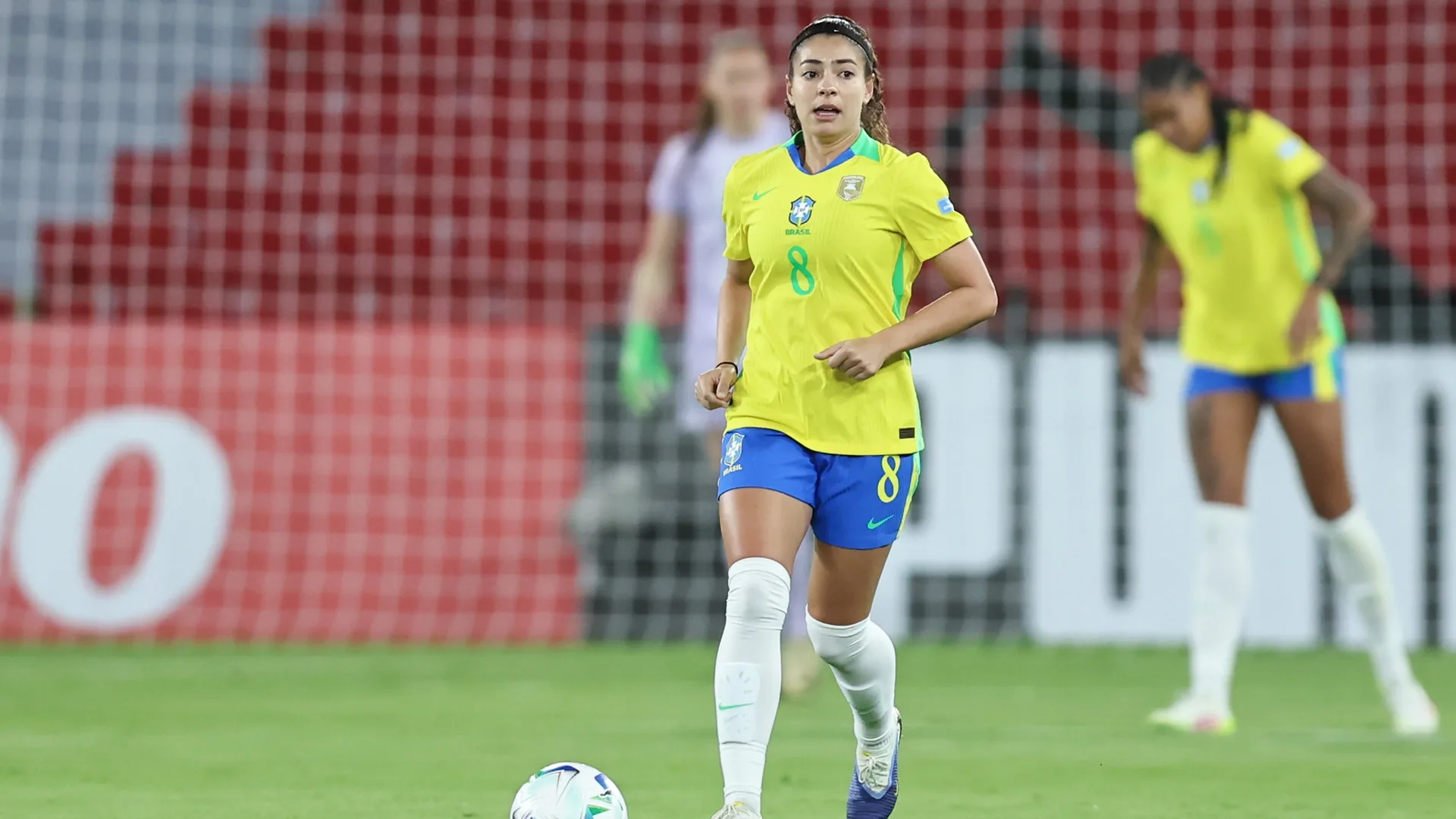 Angelina, capitã da Seleção brasileira feminina, fala sobre a sua admiração pela rainha Marta