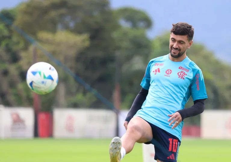 Arrascaeta detona críticos do Flamengo e de Filipe Luís: “Futebol de internet é diferente do campo”