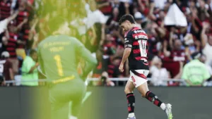 Arrascaeta faz golaço, mas Flamengo empata com Grêmio por 1 a 1 em partida de amplo domínio