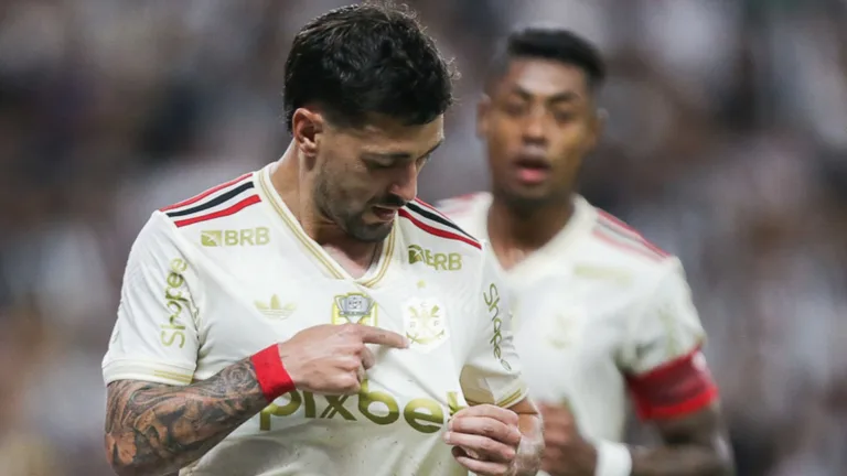 Arrascaeta desconversa sobre renovação com o Flamengo e torcida liga alerta: “As incertezas que a idade traz”