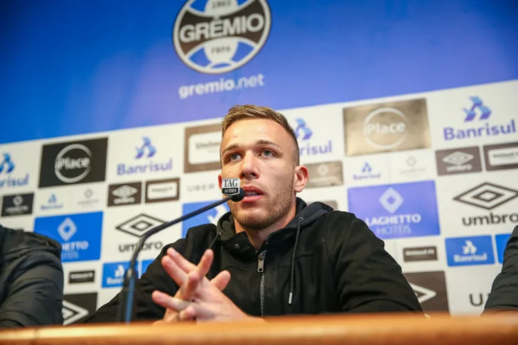 Torcedores do Grêmio se incomodam com a ‘demora’ no anúncio da contratação de Arthur: “Perderam completamente o timing”