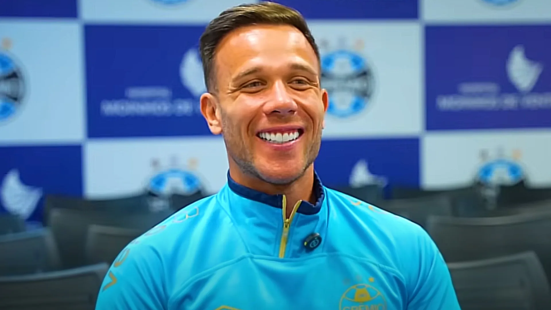 Arthur revela outras ofertas melhores e insistência para fechar retorno ao Grêmio: “Bati o pé para voltar”