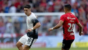 Cicinho revela palpite para confronto Athletico x Corinthians na Copa do Brasil: “Será eliminado pelo Furacão”