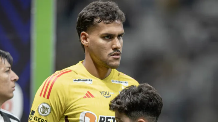 Atlético-MG anuncia venda do goleiro Matheus Mendes e torcedores reagem: “Como assim saiu de graça?”