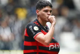 Ayrton Lucas comemora gol pelo Flamengo