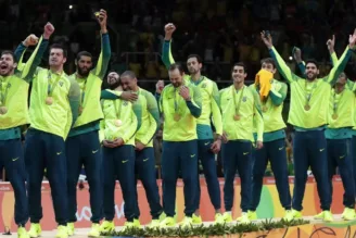 Jogadores do Brasil comemoram a conquista da medalha de ouro no vôlei masculino
