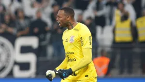 Torcida do Corinthians não fecha as portas para retorno de Carlos Miguel: “Reserva do Hugo”