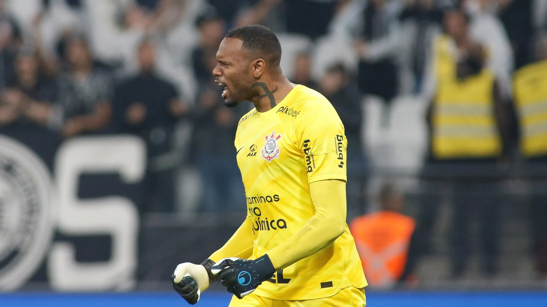 Torcida do Corinthians não fecha as portas para retorno de Carlos Miguel: “Reserva do Hugo”