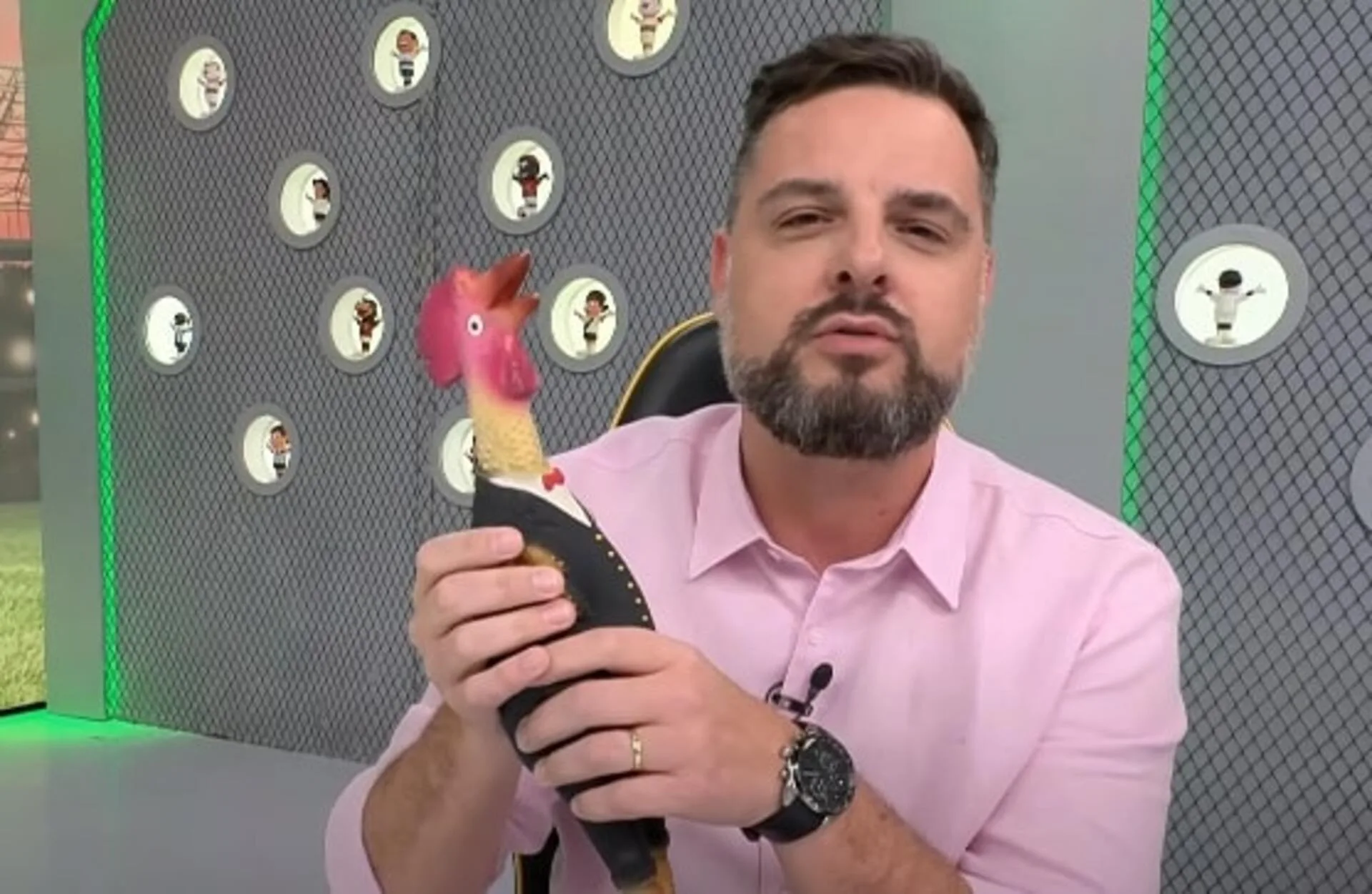 Chico Garcia leva ‘galo’ para o estúdio após vitória do Grêmio e agradece Atlético-MG: “Obrigado pelos seis pontos”