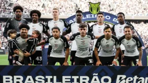 Cicinho dispara contra o Corinthians após derrota no Brasileirão e alerta: “Futebol muito pobre”