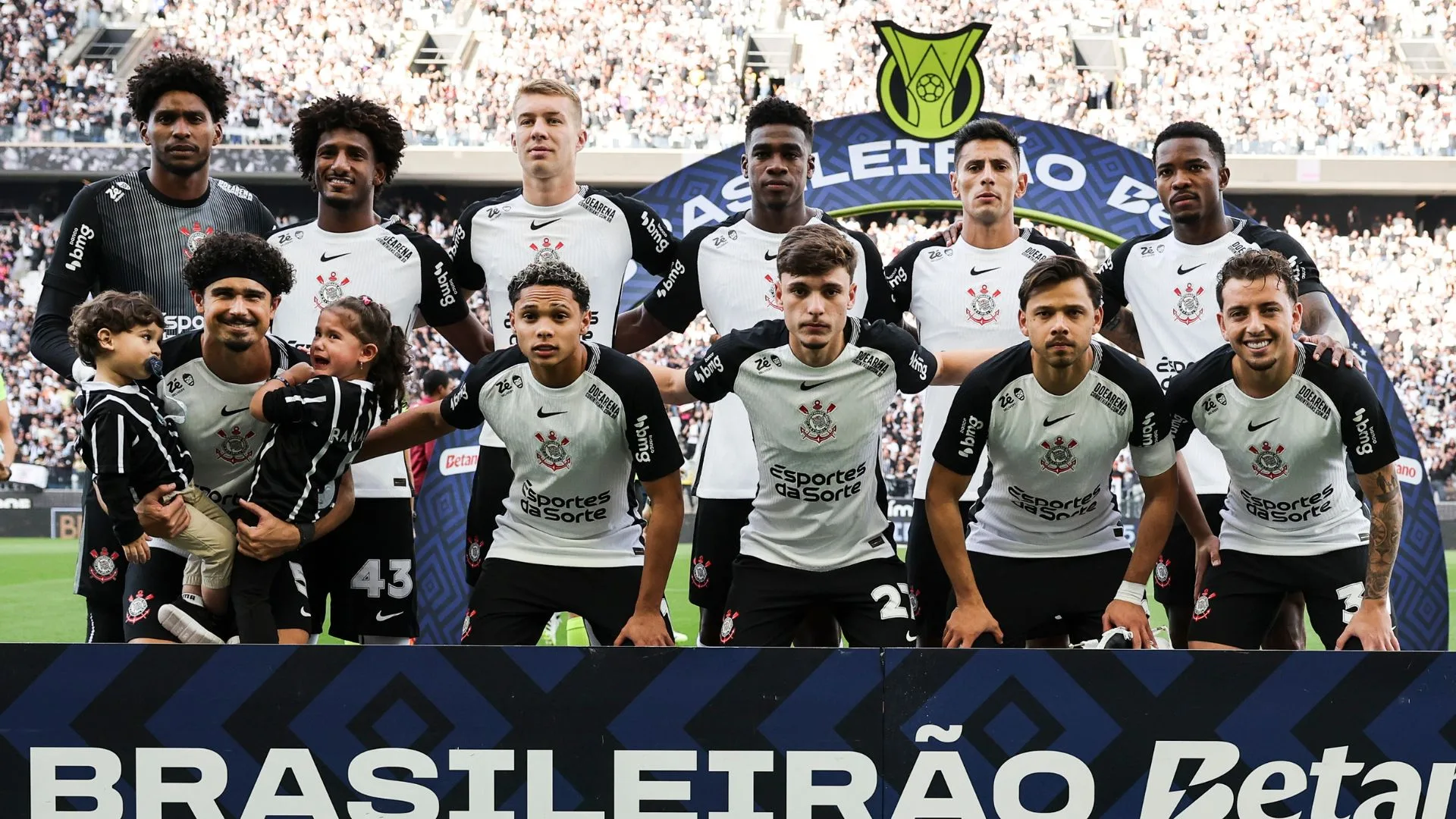 Cicinho dispara contra o Corinthians após derrota no Brasileirão e alerta: “Futebol muito pobre”