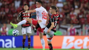 Cicinho surpreende até mesmo Renata Fan ao projetar vitória do Internacional sobre o Flamengo na Libertadores
