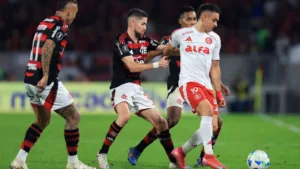 Cicinho projeta Flamengo classificado para as quartas de final da Libertadores: “Ganha do Internacional por 3 a 1”