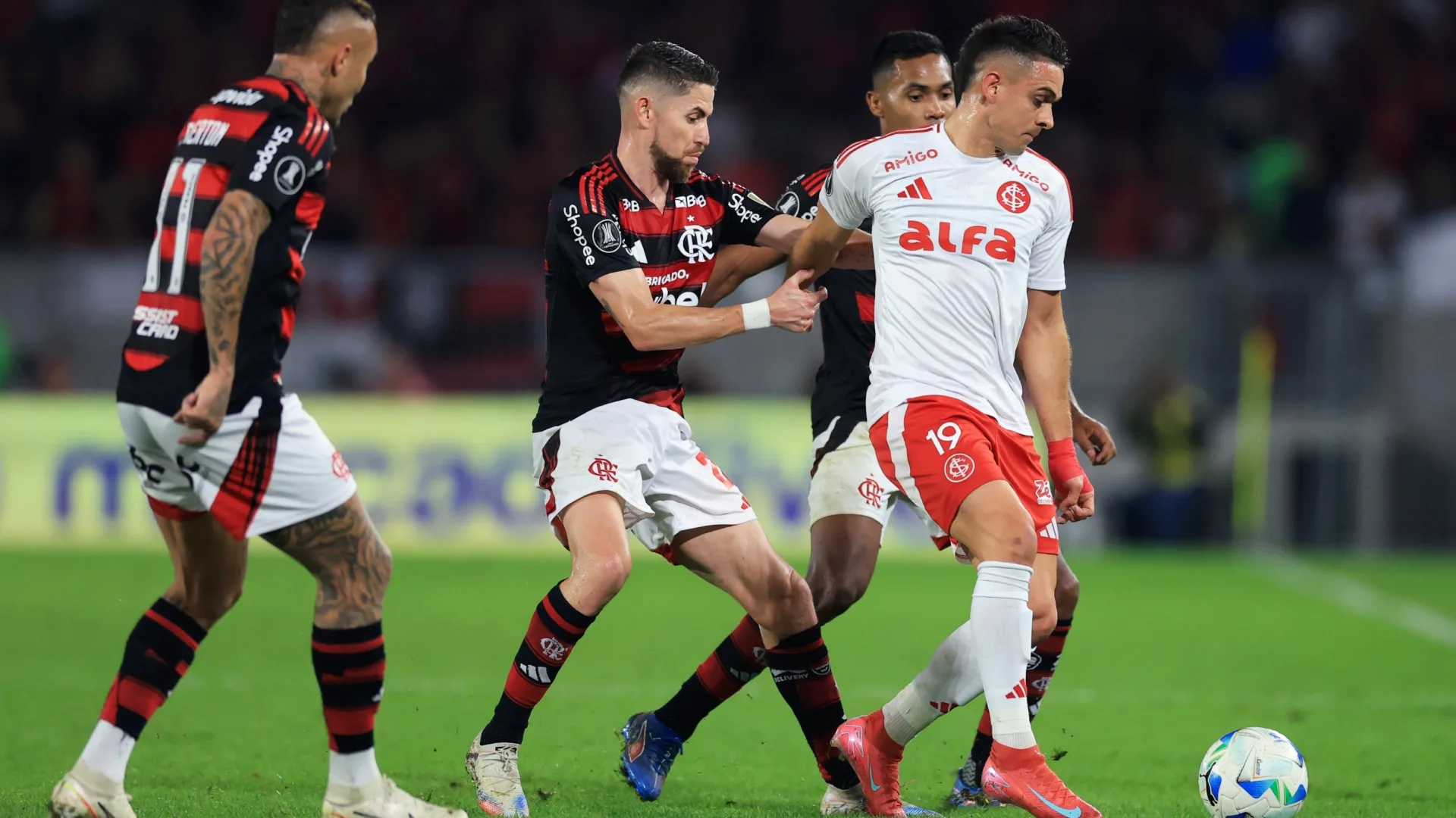 Cicinho projeta Flamengo classificado para as quartas de final da Libertadores: “Ganha do Internacional por 3 a 1”