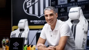 Juan Pablo Vojvoda é apresentado como novo técnico do Santos e dispara: “Vou aprender com Neymar”