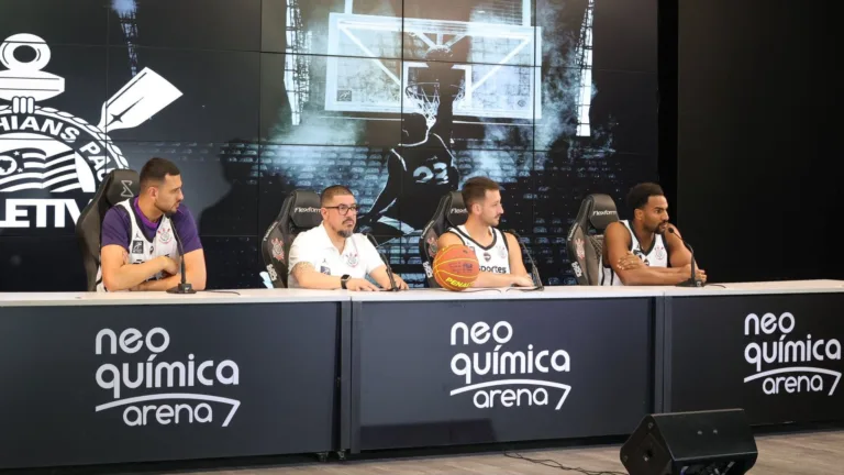 Corinthians apresenta novo elenco para o NBB na Neo Química Arena; equipe já estreou no Paulista