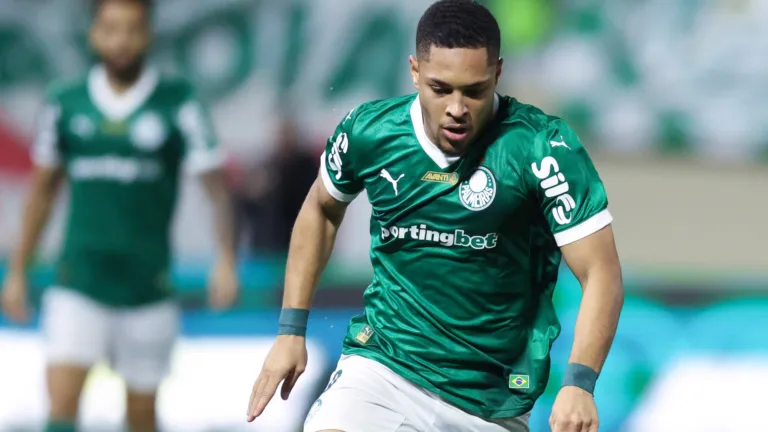 Corinthians e Palmeiras empatam por 1 a 1 no Brasileirão com gol de Vitor Roque e falha de Piquerez