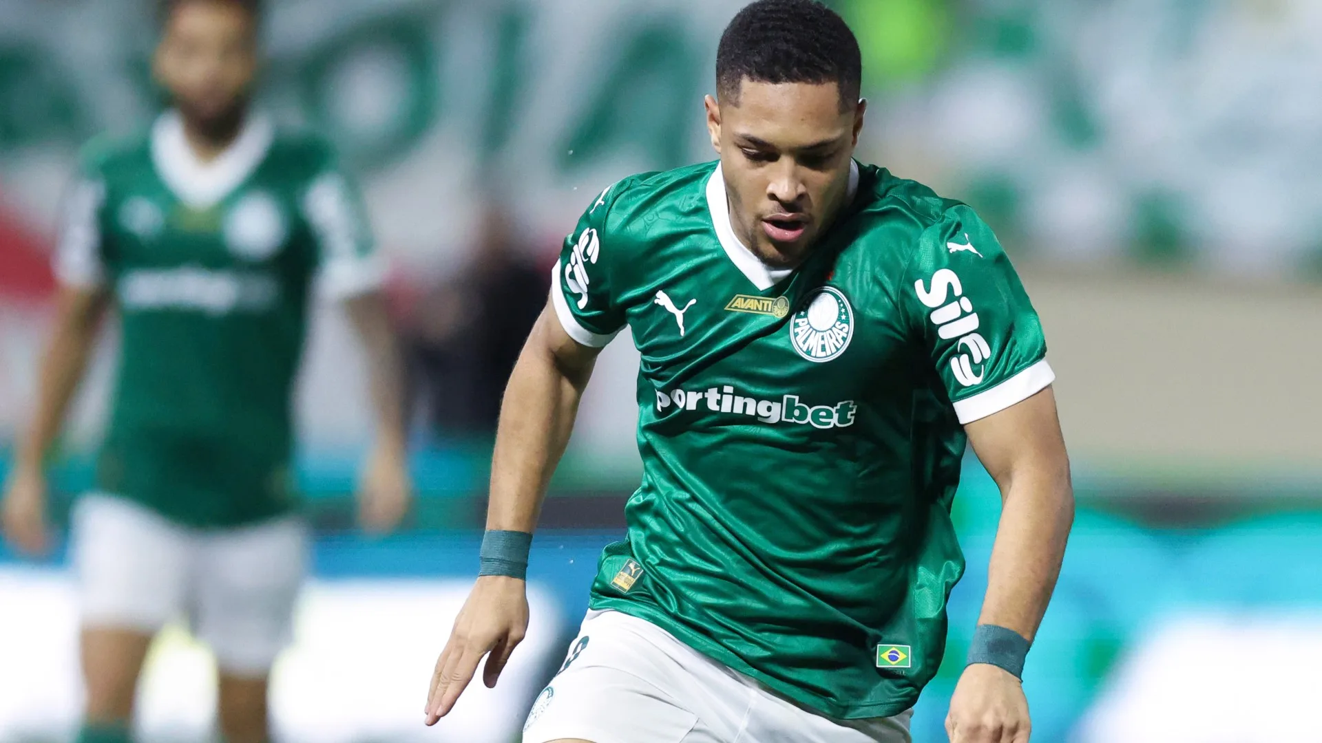 Corinthians e Palmeiras empatam por 1 a 1 no Brasileirão com gol de Vitor Roque e falha de Piquerez